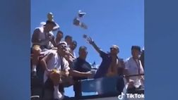 VIDEO / Argentina in festa: Papu Gomez lancia soldi ai tifosi