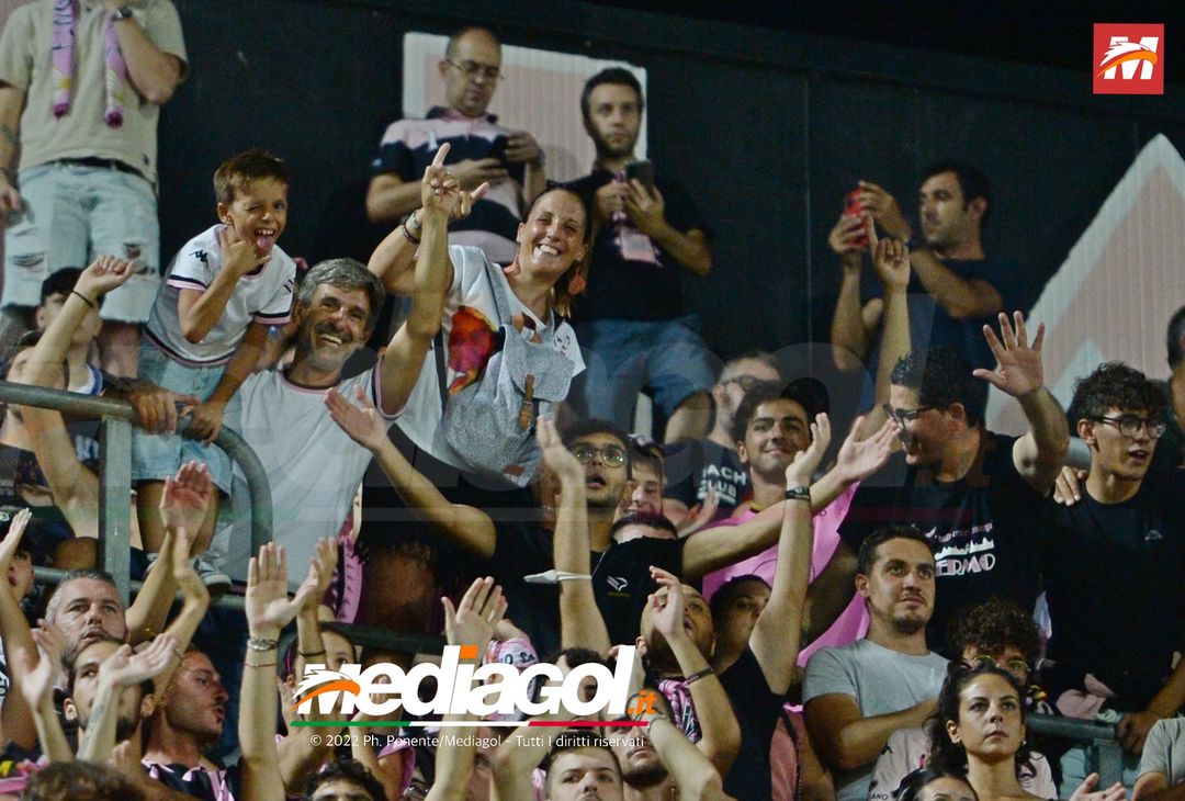FOTOTIFO, Palermo-Genoa 1-0: i tifosi allo stadio “Renzo Barbera” (Gallery) - immagine 15