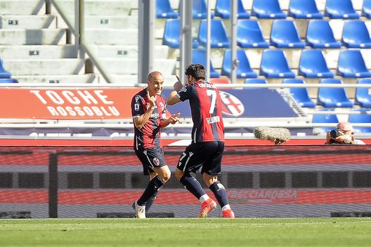  BOLOGNA, ITALY - MAY 02: Rodrigo Palacio celebrates after scoring his team's and his personal third goal the Serie A match between Bologna FC and ACF Fiorentina at Stadio Renato Dall'Ara on May 02, 2021 in Bologna, Italy. Sporting stadiums around Italy remain under strict restrictions due to the Coronavirus Pandemic as Government social distancing laws prohibit fans inside venues resulting in games being played behind closed doors. (Photo by Mario Carlini / Iguana Press/Getty Images) 