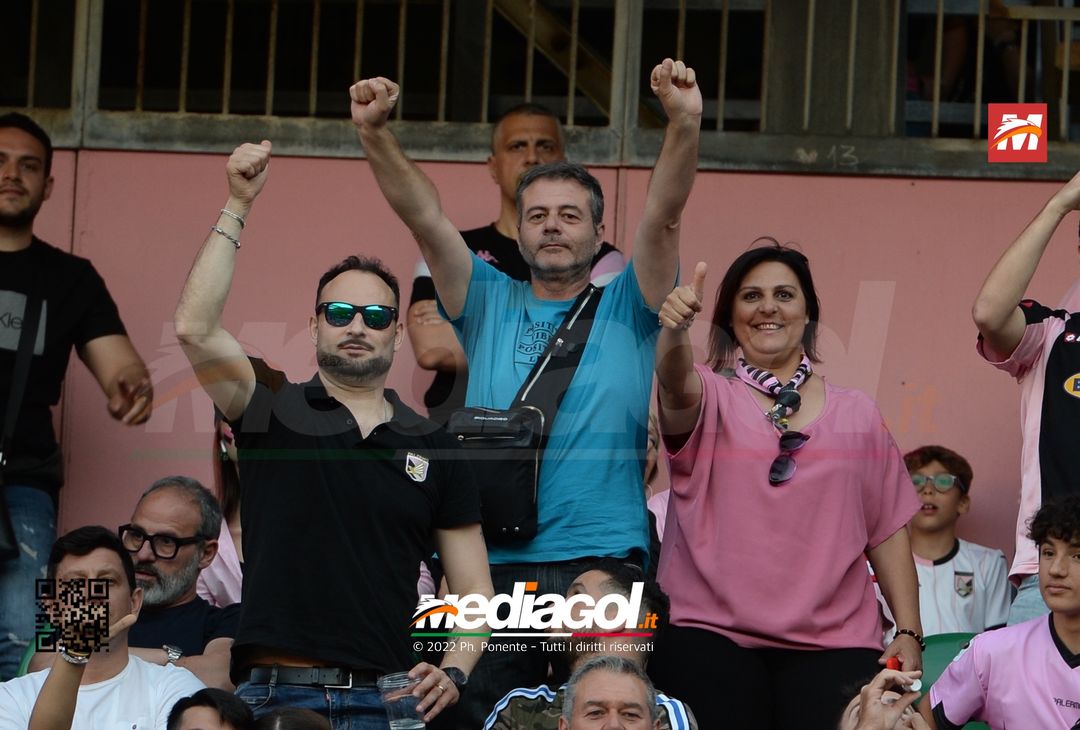 Fototifo, i tifosi allo stadio per Palermo-Feralpisaló 1-0 (gallery) - immagine 77