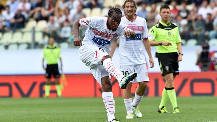 MODENA, ITALY - MAY 08:  Jerry Mbakogu in action during the Serie A match between Carpi FC and SS Lazio at Alberto Braglia Stadium on May 8, 2016 in Modena, Italy.  (Photo by Pier Marco Tacca/Getty Images) 