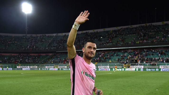 PALERMO, ITALY - JUNE 13: Ilija Nestorovski of Palermo greets supporters after winning the serie B playoff match final between US Citta di Palermo and Frosinone Calcio at Stadio Renzo Barbera on June 13, 2018 in Palermo, Italy. (Photo by Tullio M. Puglia/Getty Images) PALERMO, ITALY - JUNE 13: Ilija Nestorovski of Palermo greets supporters after winning the serie B playoff match final between US Citta di Palermo and Frosinone Calcio at Stadio Renzo Barbera on June 13, 2018 in Palermo, Italy. (Photo by Tullio M. Puglia/Getty Images)