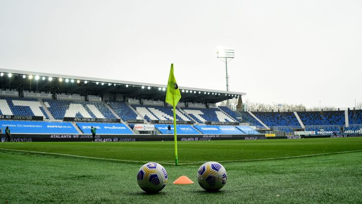 BERGAMO, ITALY - APRIL 18: General view inside the stadium prior to the Serie A match between Atalanta BC and Juventus at Gewiss Stadium on April 18, 2021 in Bergamo, Italy. Sporting stadiums around Italy remain under strict restrictions due to the Coronavirus Pandemic as Government social distancing laws prohibit fans inside venues resulting in games being played behind closed doors. (Photo by Pier Marco Tacca/Getty Images) Atalanta-Torino, verdetto rinviato: la possibile differenza con Bologna-Inter - immagine 1