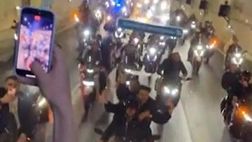 Napoli, tifosi in festa in tangenziale: Osimhen riprende tutto | VIDEO