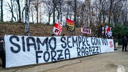 Milan, Curva Sud a Milanello: cori e striscione “Siamo sempre con voi”