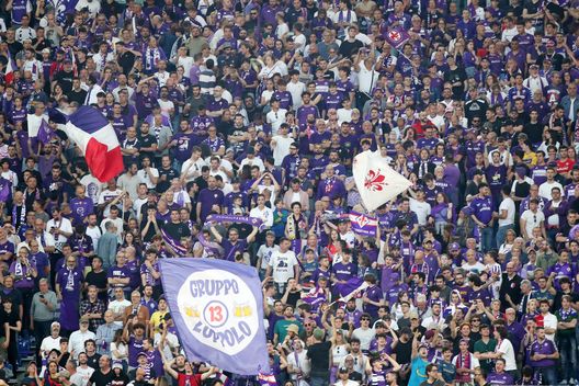 ROME, ITALY - MAY 24: Fans of ACF Fiorentina show their support prior to the Coppa Italia Final match between ACF Fiorentina and FC Internazionale at Stadio Olimpico on May 24, 2023 in Rome, Italy. (Photo by Paolo Bruno/Getty Images) Fiorentina sotto la curva Sud: l’enorme abbraccio dei tifosi è da brividi- immagine 2