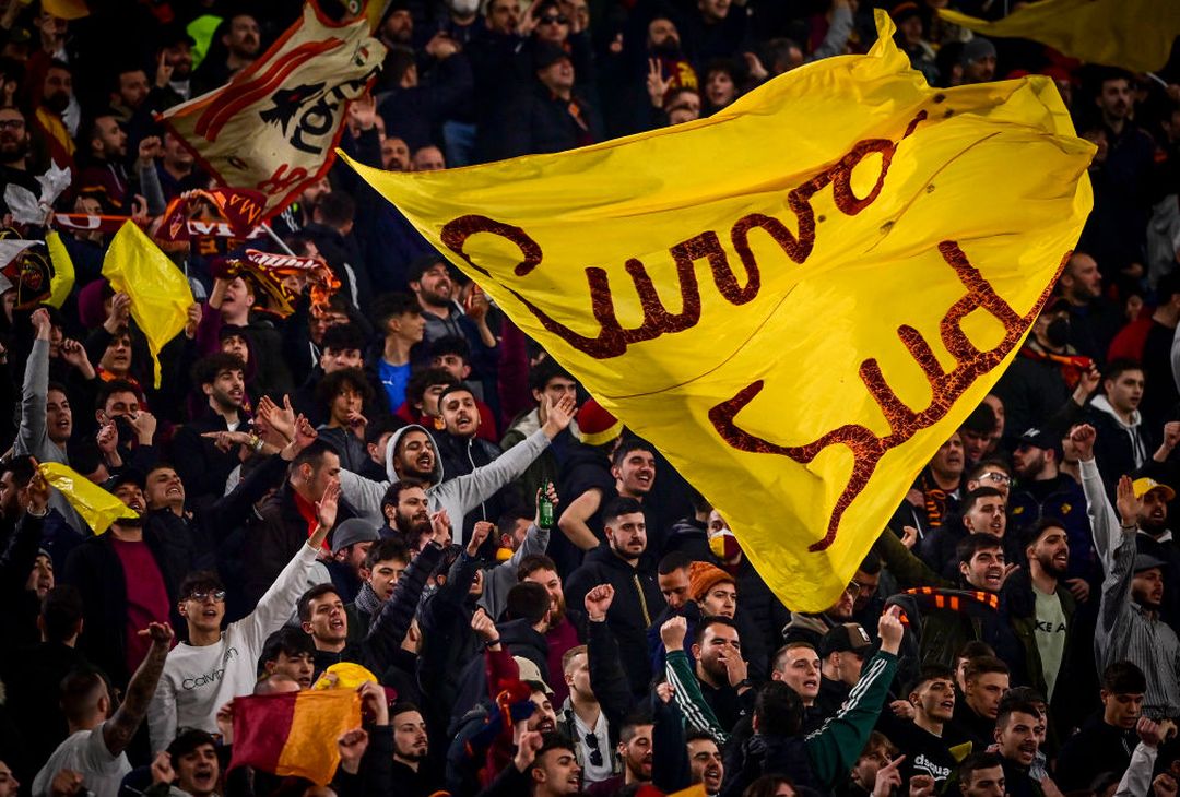 La Roma si scatena: Mancini con la bandiera, Abraham si spoglia – FOTO GALLERY - immagine 12