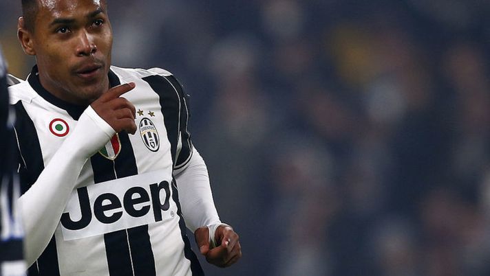 Juventus' Brazilian defender Alex Sandro celebrates after scoring during the Italian Serie A football match Juventus Vs Atalanta on December 3, 2016 at the Juventus Stadium in Turin. / AFP / MARCO BERTORELLO (Photo credit should read MARCO BERTORELLO/AFP/Getty Images) Sette brutte notizie per il fantacalcio in vista dell’infrasettimanale - immagine 1