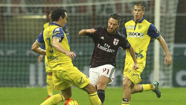 Dario Dainelli ed Andrea Bertolacci durante Milan-Chievo della stagione 2015-2016 (credits: GETTY Images)