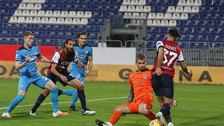 CAGLIARI, ITALY - NOVEMBER 29: Adam Ounas of Cagliari in contrast with Ivan Provedel of Spezia during the Serie A match between Cagliari Calcio and Spezia Calcio at Sardegna Arena on November 29, 2020 in Cagliari, Italy. (Photo by Enrico Locci/Getty Images) CAGLIARI, ITALY - NOVEMBER 29: Adam Ounas of Cagliari in contrast with Ivan Provedel of Spezia during the Serie A match between Cagliari Calcio and Spezia Calcio at Sardegna Arena on November 29, 2020 in Cagliari, Italy. (Photo by Enrico Locci/Getty Images)