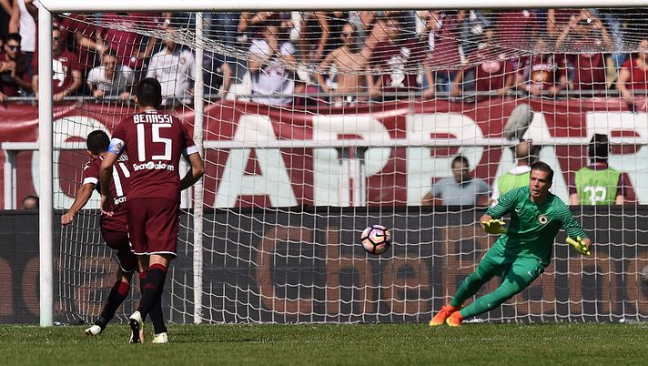 TURIN, ITALY - SEPTEMBER 25:  Iago Falque of Torino scores a penalty (2-0) during the Serie A match between FC Torino and AS Roma at Stadio Olimpico di Torino on September 25, 2016 in Turin, Italy.  (Photo by Tullio M. Puglia/Getty Images) 