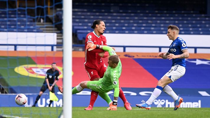 LIVERPOOL, ENGLAND - OCTOBER 17: Virgil van Dijk of Liverpool is tackled by Jordan Pickford of Everton which led to Virgil van Dijk being substituted for an injury during the Premier League match between Everton and Liverpool at Goodison Park on October 17, 2020 in Liverpool, England. Sporting stadiums around the UK remain under strict restrictions due to the Coronavirus Pandemic as Government social distancing laws prohibit fans inside venues resulting in games being played behind closed doors. (Photo by Laurence Griffiths/Getty Images) LIVERPOOL, ENGLAND - OCTOBER 17: Virgil van Dijk of Liverpool is tackled by Jordan Pickford of Everton which led to Virgil van Dijk being substituted for an injury during the Premier League match between Everton and Liverpool at Goodison Park on October 17, 2020 in Liverpool, England. Sporting stadiums around the UK remain under strict restrictions due to the Coronavirus Pandemic as Government social distancing laws prohibit fans inside venues resulting in games being played behind closed doors. (Photo by Laurence Griffiths/Getty Images)
