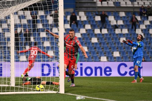 sassuolo cremonese (Photo by Alessandro Sabattini/Getty Images) Sassuolo-Cremonese 3-2, al “Mapei” è show nella ripresa. Decide Bajrami al 90′- immagine 2