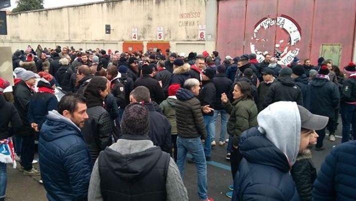 Tifosi presidiano il Menti (Biancorossi.net) 