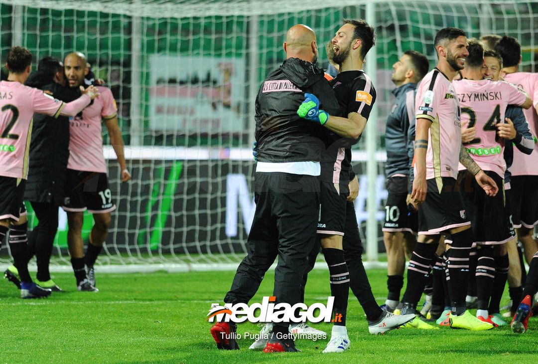  PALERMO, ITALY - APRIL 08: Players of Palermo celebrate victory at the end of the Serie B match between US Citta di Palermo and Hellas Verona at Stadio Renzo Barbera on April 08, 2019 in Palermo, Italy. (Photo by Getty Images/Getty Images) 