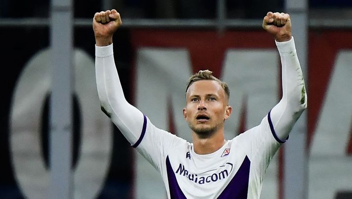 Fiorentina's Czech midfielder Antonin Barak celebrates after scoring an equalizer during the Italian Serie A football match between AC Milan and Fiorentina on November 13, 2022 at the San Siro stadium in Milan. (Photo by Filippo MONTEFORTE / AFP) (Photo by FILIPPO MONTEFORTE/AFP via Getty Images) Barak: “Sto bene, bel feeling con tutto il gruppo. Nico Gonzalez fuori di testa” - immagine 1