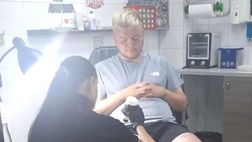 Stockport, si tatua il nome del suo idolo…ma lui cambia squadra!