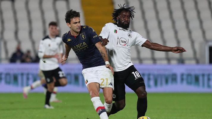 LA SPEZIA, ITALY - DECEMBER 23: Mbala Nzola of Spezia Calcio battles for the ball with Ivan Radovanovic of Genoa CFC during the Serie A match between Spezia Calcio and Genoa CFC at Stadio Alberto Picco on December 23, 2020 in La Spezia, Italy.  (Photo by Gabriele Maltinti/Getty Images) 