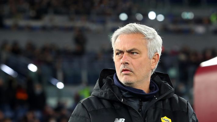 ROME, ITALY - NOVEMBER 28: Jose Mourinho, Head Coach of AS Roma looks on prior to the Serie A match between AS Roma and Torino FC at Stadio Olimpico on November 28, 2021 in Rome, Italy. (Photo by Paolo Bruno/Getty Images) Mourinho non ci sta: “Su Ibanez un rigore gigante” - immagine 1