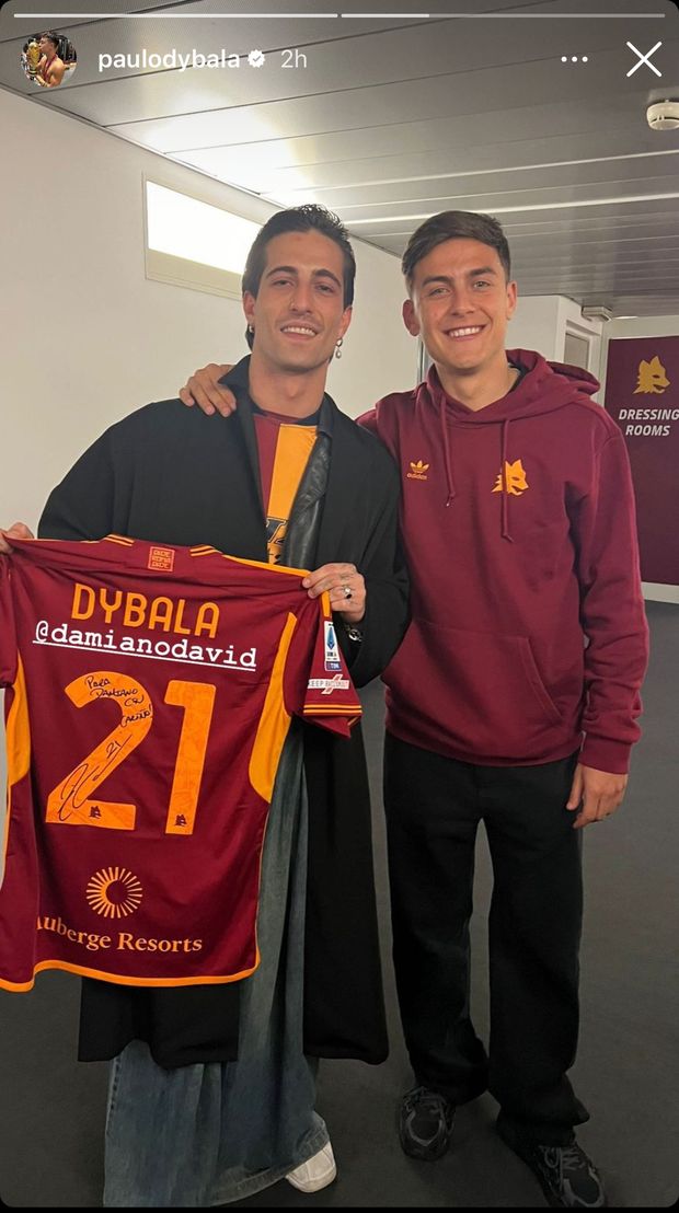 Roma-Sassuolo, il regalo di Dybala a Damiano dei Maneskin- immagine 2