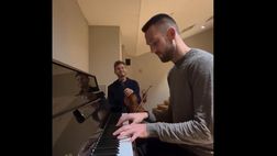 VIDEO / De Vrij esegue al piano Run di Einaudi accompagnato da un violinista