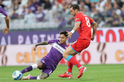 FLORENCE, ITALY - OCTOBER 03: Erick Pulgar of ACF Fiorentina battles for the ball with Fabian Ruiz of SSC Napoli during the Serie A match between ACF Fiorentina v SSC Napoli at Stadio Artemio Franchi on October 3, 2021 in Florence, Italy. (Photo by Gabriele Maltinti/Getty Images) VN – Pulgar verso il prestito, accordo col Galatasaray. Pronto il sì di Erick- immagine 2
