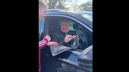 VIDEO / Un giovane tifoso è molto ‘amichevole’ nei confronti di Benitez: dopo l’autografo…