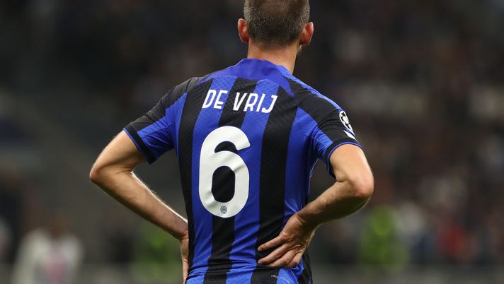 MILAN, ITALY - OCTOBER 04: The back of Stefan De Vrij of FC Internazionale is shown during the UEFA Champions League group C match between FC Internazionale and FC Barcelona at San Siro Stadium on October 04, 2022 in Milan, Italy. (Photo by Marco Luzzani/Getty Images) Inter, il mental coach Tirelli: “De Vrij emblema della rinascita. C’è un’altra immagine” - immagine 1