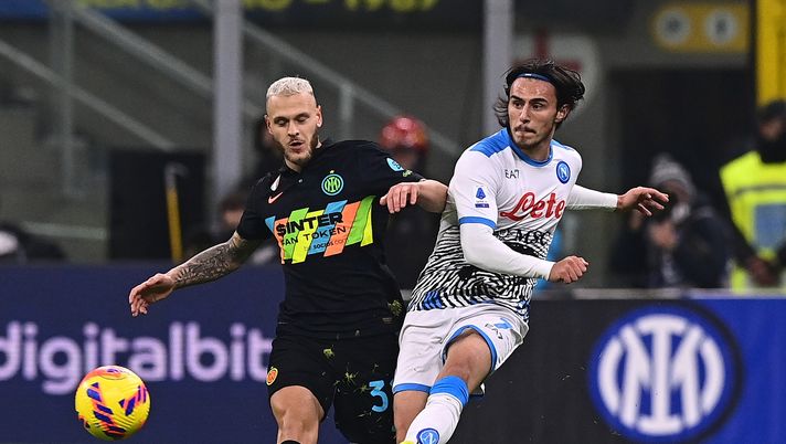 MILAN, ITALY - NOVEMBER 21: Federico Dimarco of FC Internazionale competes for the ball with Eljif Elmas of SSC Napoli during the Serie A match between FC Internazionale and SSC Napoli at Stadio Giuseppe Meazza on November 21, 2021 in Milan, Italy. (Photo by Mattia Ozbot - Inter/Inter via Getty Images ) inter napoli