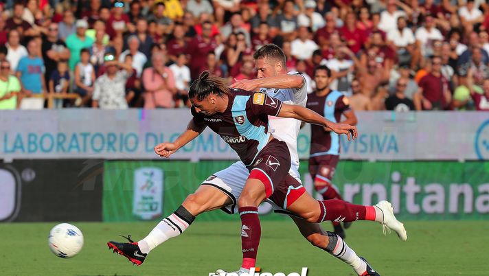 SALERNO, ITALY - AUGUST 25: Player of US Salernitana Agustin Vuletich vies with US Citta di Palermo player during the Serie B match between US Salernitana and US Citta di Palermo on August 25, 2018 in Salerno, Italy. (Photo by Francesco Pecoraro/Getty Images) SALERNO, ITALY - AUGUST 25: Player of US Salernitana Agustin Vuletich vies with US Citta di Palermo player during the Serie B match between US Salernitana and US Citta di Palermo on August 25, 2018 in Salerno, Italy. (Photo by Francesco Pecoraro/Getty Images)