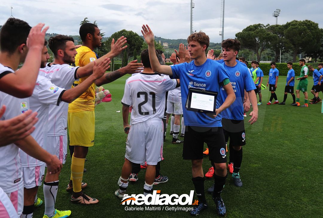  FLORENCE, ITALY - MAY 16: Fair play from the players of US Citta' di Palermo U19 and Novara U19 during the SuperCoppa primavera 2 match between Novara U19 and US Citta di Palermo U19 at Centro Tecnico Federale di Coverciano on May 16, 2018 in Florence, Italy.  (Photo by Gabriele Maltinti/Getty Images) 
