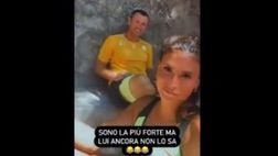 VIDEO / Lezioni di Padel per Carolina Marcialis. Poi prende in giro Cassano