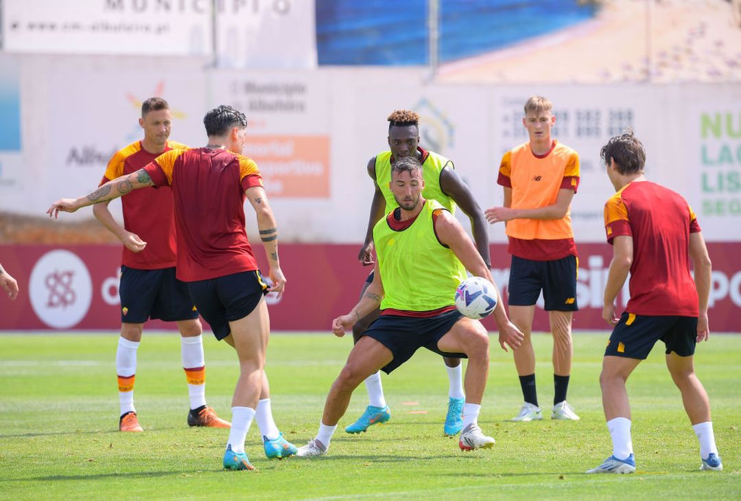 Roma in campo in Portogallo per l’allenamento mattutino – FOTO GALLERY - immagine 23