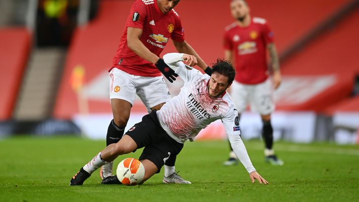 Davide Calabria (difensore AC Milan), qui contro Anthony Martial in Manchester United-Milan (Europa League 2020-2021) | News (Getty Images) 