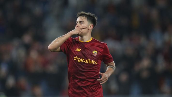 ROME, ITALY - APRIL 02: Paulo Dybala of AS Roma celebrates after scoring the team's second goal during the Serie A match between AS Roma and UC Sampdoria at Stadio Olimpico on April 02, 2023 in Rome, Italy. (Photo by Paolo Bruno/Getty Images) Voti fantacalcio: Wijnaldum e Dybala più di El Shaarawy, Pellegrini come Augello - immagine 1