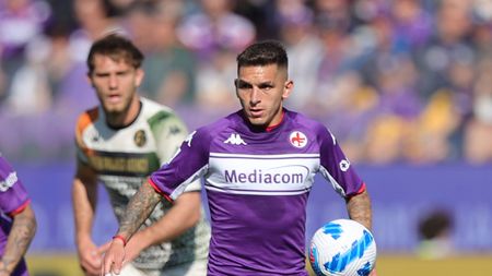 FLORENCE, ITALY - APRIL 16: Lucas Sebastián Torreira Di Pascua of ACF Fiorentina looks on during the Serie A match between ACF Fiorentina and Venezia FC at Stadio Artemio Franchi on April 17, 2022 in Florence, Italy. (Photo by Gabriele Maltinti/Getty Images) FLORENCE, ITALY - APRIL 16: Lucas Sebastián Torreira Di Pascua of ACF Fiorentina looks on during the Serie A match between ACF Fiorentina and Venezia FC at Stadio Artemio Franchi on April 17, 2022 in Florence, Italy. (Photo by Gabriele Maltinti/Getty Images)