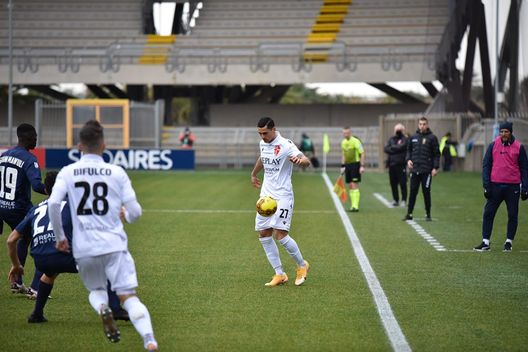 Curcio in azione, sotto gli occhi di Mandorlini Curcio in azione, sotto gli occhi di Mandorlini
