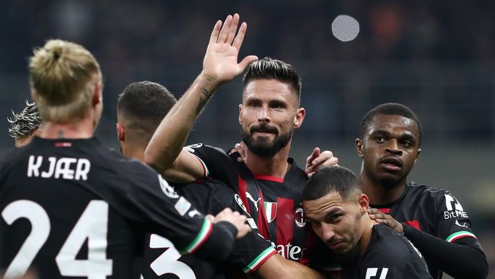 MILAN, ITALY - NOVEMBER 02: Olivier Giroud of AC Milan celebrates with teammates after scoring their team's first goal during the UEFA Champions League group E match between AC Milan and FC Salzburg at Giuseppe Meazza Stadium on November 02, 2022 in Milan, Italy. (Photo by Marco Luzzani/Getty Images) Kjaer: “Non sto bene. A Giroud ho chiesto di segnare contro la Danimarca” - immagine 1