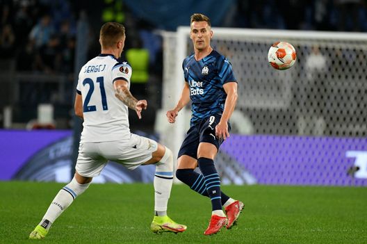 ROME, ITALY - OCTOBER 21: Sergej Milinkovic Savic of SS Lazio compete for the ball with Arcadius Milik of Olympique Marseille during the UEFA Europa League group E match between SS Lazio and Olympique Marseille at Olimpico Stadium on October 21, 2021 in Rome, Italy. (Photo by Marco Rosi - SS Lazio/Getty Images) In attacco serve spessore: seguiti Pinamonti e Milik. Djuric low-cost- immagine 2