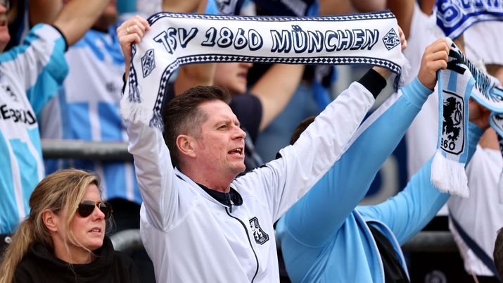 LOTTE, GERMANY - SEPTEMBER 25: Fans of 1860 Muenchen sing during the 3. Liga match between SC Verl and TSV 1860 München at Frimo Stadion on September 25, 2021 in Lotte, Germany. (Photo by Christof Koepsel/Getty Images) Birra cara e derby perso: l’amaro ritorno dei tifosi Monaco 1860 all’Olympiastadion… - immagine 1