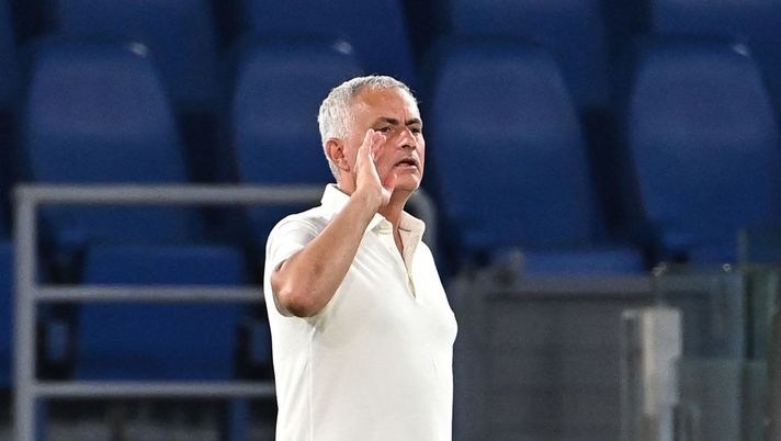 Roma's Portuguese coach Jose Mourinho gestures during the friendly football match AS Rome vs Raja Club Athletic (Raja Casablanca) at the Olympic stadium in Rome on August 14, 2021. (Photo by Andreas SOLARO / AFP) (Photo by ANDREAS SOLARO/AFP via Getty Images) Mourinho non cambia: da Shomurodov a Veretout, tutto sulla formazione della Roma - immagine 1