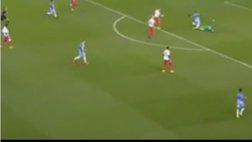 VIDEO / Il clamoroso errore di Lahoz: nega un rigore netto al City e ammonisce Aguero