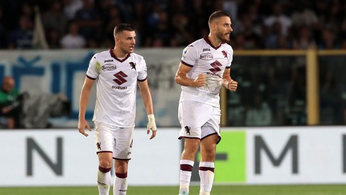 BERGAMO, ITALY - SEPTEMBER 01: Nikola Vlasic of Torino FC celebrates with teammate Alessandro Buongiorno after scoring their side's first goal during the Serie A match between Atalanta BC and Torino FC at Gewiss Stadium on September 01, 2022 in Bergamo, Italy. (Photo by Emilio Andreoli/Getty Images) Verso Torino-Lecce: dove vedere la gara in tv e in streaming - immagine 1