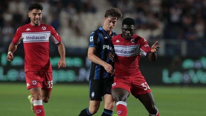 BERGAMO, ITALY - SEPTEMBER 11: Aleksej Miranchuk of Atalanta BC is challenged by Alfred Duncan of ACF Fiorentina during the Serie A match between Atalanta BC and ACF Fiorentina at Gewiss Stadium on September 11, 2021 in Bergamo, Italy. (Photo by Emilio Andreoli/Getty Images) 