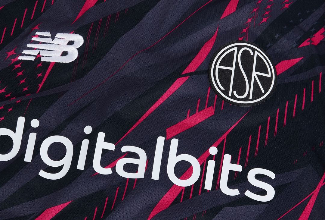 Roma, i dettagli della terza maglia nera e rosa con il logo storico – FOTO GALLERY - immagine 9
