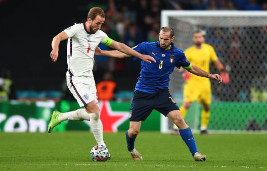 LONDON, ENGLAND - JULY 11: Harry Kane of England battles for possession with Giorgio Chiellini of Italy during the UEFA Euro 2020 Championship Final between Italy and England at Wembley Stadium on July 11, 2021 in London, England. (Photo by Claudio Villa/Getty Images) Le “confessioni” di Kane: “Chiellini e Terry i difensori più duri da affrontare, Rooney il più forte” - immagine 1