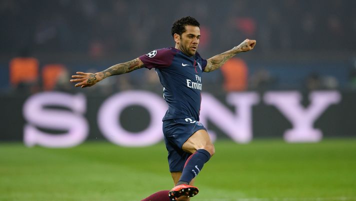 PARIS, FRANCE - MARCH 06: Dani Alves of Paris controls the ball during the UEFA Champions League Round of 16 Second Leg match between Paris Saint-Germain and Real Madrid at Parc des Princes on March 6, 2018 in Paris, France. (Photo by Matthias Hangst/Bongarts/Getty Images) PARIS, FRANCE - MARCH 06: Dani Alves of Paris controls the ball during the UEFA Champions League Round of 16 Second Leg match between Paris Saint-Germain and Real Madrid at Parc des Princes on March 6, 2018 in Paris, France. (Photo by Matthias Hangst/Bongarts/Getty Images)