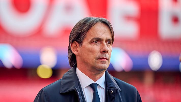 LISBON, PORTUGAL - APRIL 10: Head Coach Simone Inzaghi of FC Internazionale looks on during the pitch inspection ahead of their UEFA Champions League quarterfinal first leg match against SL Benfica at Estadio do Sport Lisboa e Benfica on April 10, 2023 in Lisbon, Portugal. (Photo by Mattia Ozbot - Inter/Getty Images) TACKLE DURO – Il derby dei media su Inzaghi in finale di Champions - immagine 1