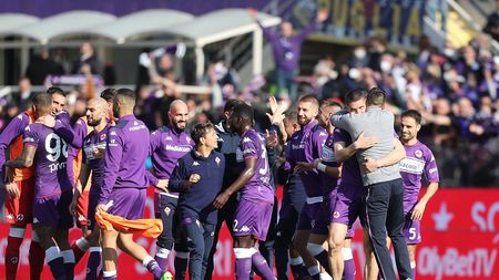 FLORENCE, ITALY - FEBRUARY 20: All players of ACF Fiorentina celebrate the victory after during the Serie A match between ACF Fiorentina and Atalanta BC at Stadio Artemio Franchi on February 20, 2022 in Florence, Italy. (Photo by Gabriele Maltinti/Getty Images) FLORENCE, ITALY - FEBRUARY 20: All players of ACF Fiorentina celebrate the victory after during the Serie A match between ACF Fiorentina and Atalanta BC at Stadio Artemio Franchi on February 20, 2022 in Florence, Italy. (Photo by Gabriele Maltinti/Getty Images)