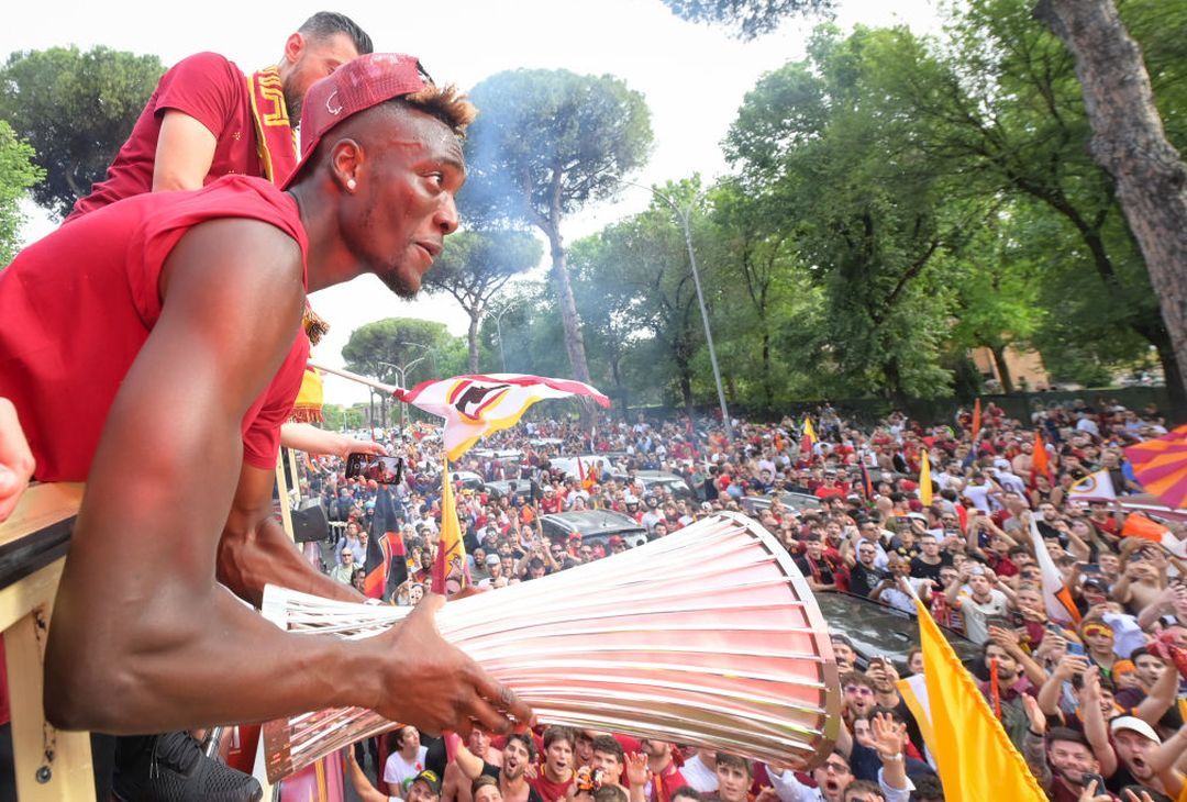 Roma, il popolo giallorosso in festa visto dal pullman della squadra – FOTO GALLERY - immagine 22